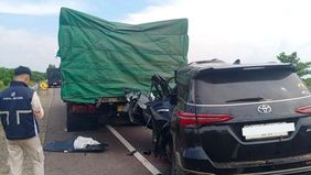 Kecelakaan fatal di tol Palembang-Kayuagung disebabkan sopir Fortuner mengantuk dan menabrak truk, menewaskan empat orang.