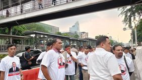 Pendukung pasangan bakal calon gubernur dan wakil gubernur DKI Jakarta dari jalur independen, Dharma Pongrekun-Kun Wardana, mulai berdatangan ke Gedung KPU DKI Jakarta pada Kamis sore.