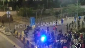 Polisi menyita sejumlah barang bukti dua jeriken berisi air keras, serta sebuah gayung yang digunakan untuk menyiram air keras ke anggota.