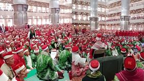 Ribuan jamaah memenuhi Masjid Istiqlal, Jakarta, pada hari Sabtu, 31 Agustus 2024. Kehadiran mereka untuk menghadiri acara peringatan Manaqib Syaikh Abdul Qadir Al Jaelani . Acara tersebut diisi dengan kegiatan Zikir dan Manaqib.