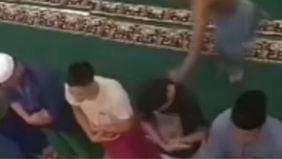 Shalat Magrib di Masjid An Nur, yang terletak di Batu 8, Tanjung, Kepulauan Riau, berubah menjadi kekacauan setelah seorang remaja laki-laki berusia 13 tahun menjadi korban pemukulan.