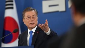 Jaksa di Korea Selatan telah menetapkan mantan Presiden Moon Jae-in sebagai tersangka dalam dugaan kasus suap. Moon diduga menerima suap sebagai balasan atas pengaturan dalam penunjukan seorang politisi menjadi pejabat pemerintah.