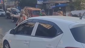 Kecelakaan lalu lintas terjadi di Kawasan Kranji, Bekasi, melibatkan seorang nenek yang mengemudikan mobil Honda Brio dan pemotor.