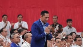  Ketua Umum Partai Demokrat Agus Harimurti Yudhoyono (AHY) memberikan selamat secara khusus kepada Ketua Umum Partai Gerindra Prabowo Subianto.