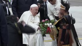 Pemimpin Gereja Katolik Dunia Paus Fransiskus, tiba di Bandara Internasional Soekarno-Hatta (Soetta) Tangerang, Banten, Indonesia, dalam agenda kunjungan kenegaraan ke Indonesia.