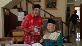 Rano Karno, baru-baru ini melakukan kunjungan ke kediaman Mayjen TNI (Purn) Eddie Marzuki Nalapraya, yang dikenal sebagai 'Bapak Pencak Silat Dunia', di Megamendung, Kabupaten Bogor, Jawa Barat.