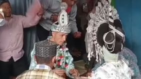 Momen mengharukan dan penuh warna terjadi di Pulau Taliabu, Maluku Utara, ketika seorang pria Turki resmi menikahi kekasihnya, Salmiati dalam sebuah upacara yang meriah pada Senin, 2 September 2024.