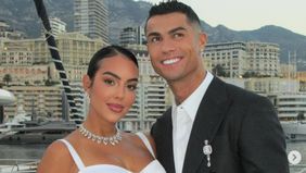 Cristiano Ronaldo dan Georgina Rodriguez terlihat semakin mesra saat liburan naik kapal pesiar, setelah sebelumnya digosipkan telah menikah secara diam-diam. Ronaldo bahkan tertangkap kamera melakukan aksi nakal dengan meremas bokong Georgina.