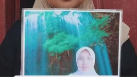 Keluarga Surini, seorang tenaga kerja wanita (TKW) berusia 48 tahun asal Desa Wanakaya, Kecamatan Haurgeulis, Kabupaten Indramayu, saat ini tengah dilanda kecemasan mendalam.