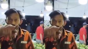 Viral sebuah video yang menunjukkan aksi penggerebekan dilakukan oleh oknum ormas (organisasi) kepada pedagang buah di dekat Taman Alfa Indah, Joglo Kembangan, Jakarta Barat.