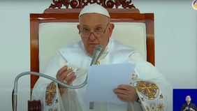 Sorakan "Viva Il Papa" menggema saat ribuan umat Katolik menyambut kedatangan Paus Fransiskus di Indonesia.