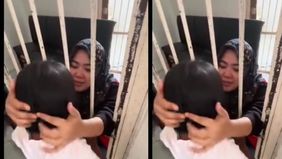 Sang ibu harus ditahan oleh polisi di penjara.