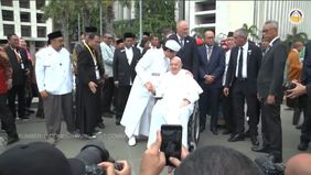 Setelah kunjungan Paus Fransiskus ke Masjid Istiqlal pada hari Kamis (5/9), suasana haru dan persahabatan terasa kuat. Imam Besar Masjid Istiqlal, Nasaruddin Umar, terlihat mencium kening Paus sebagai bentuk penghormatan.