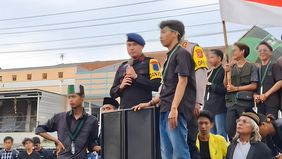 Mahasiswa dan warga Kota Tasikmalaya melakukan aksi di depan Mapolres Tasikmalaya Kota pada Rabu (4/9/2204) sore. Massa yang dipimpin oleh aktivis dari Himpunan Mahasiswa Islam (HMI) Kota Tasikmalaya tersebut beberapa kali terlibat bentrokan dengan p