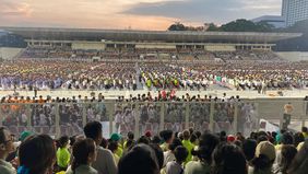 Misa di Stadion Madya, Senayan, Jakarta juga berlangsung khidmat meski tidak dihadiri langsung oleh Paus Fransiskus. Prosesi kebaktian berjalan dengan lancar dan tertib hingga akhir.