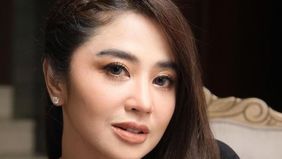 Dewi Perssik akui sempat menjadi korban pelecehan seksual, dimana ada orang tak dikenal yang menjepitkan kelaminnya ke pagar rumahnya.