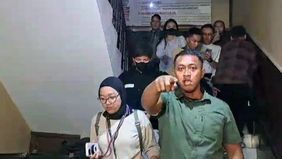 Atta Halilintar langsung meminta maaf atas perbuatan pengawalnya, dan mengaku telah memberi sanksi dan merumahkan sang pengawal.