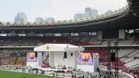 Menjelang Misa Akbar bersama Paus Fransiskus di Stadion Gelora Bung Karno (GBK), Senayan, Jakarta Selatan, suasana di sekitar stadion semakin syahdu. Setelah sempat diguyur hujan deras selama sekitar 20 menit pada Kamis (5/9/2024) siang.