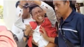 Media sosial dihebohkan dengan video yang menampilkan seorang pria bernama Nyoman Sukena nangis sambil memakai rompi tahanan.