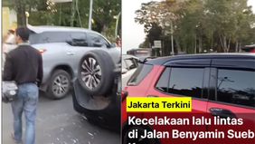 Dua mobil beradu banteng.