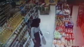 Kejadian mengejutkan terjadi di sebuah minimarket ketika seorang wanita terekam buang air kecil di lantai toko, bukan di toilet yang seharusnya.