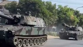 Setidaknya ada tujuh tank yang melintas 