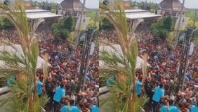 Aksi seorang bos batik di Pekalongan, Jawa Tengah, menjadi sorotan setelah viral di media sosial. Ubaidillah dan Fitri Handayani, pasangan pengusaha batik ternama, menggelar tradisi sebar uang atau udik-udikan pada Jumat, 6 September 2024, di Kecamat