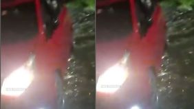 Pengendara mobil tertangkap basah melemparkan sampah sembarangan di jalan raya, Lembah Koi, Cipanas, Cianjur.