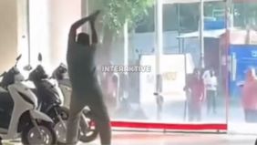 Peristiwa mengejutkan terjadi di sebuah showroom motor, saat seorang pria tiba-tiba mengamuk dan menghancurkan beberapa sepeda motor.