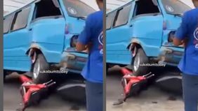Angkot tersebut ugal-ugalan.