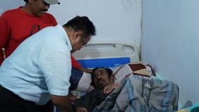 Bakal calon wakil gubernur DKI Jakarta Rano Karno atau biasa disapa 'Bang Doel' menjenguk penyanyi dangdut legendaris Hamdan ATT. Sebagai informasi Hamdan ATT saat ini tengah menderita sakit stroke sejak 2017.