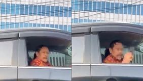 Jagat maya kembali dihebohkan dengan viralnya aksi seorang pengemudi Mitsubishi Pajero yang bertindak layaknya koboi di jalan. Dalam unggahan di akun @lagi.viral, pengemudi tersebut terlihat sempat menunjukkan pistol ke arah pengendara lain dengan ek