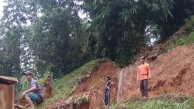  Bencana tanah longsor akibat hujan deras terjadi di Kampung Talang, Desa Simpang, Kecamatan Takokak, Cianjur, Jawa Barat pada Senin, 9 September 2024 malam.