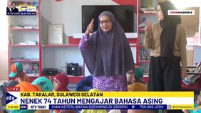 Nuraeini Aktif Mengajar Puluhan Anak-anak Yang Tinggal Di Pelosok Takalar Dengan Bahasa Asing.
