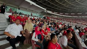 Meski isu keretakan rumah tangganya tengah berkembang, Azizah Salsha tetap hadir mendukung Pratama Arhan yang akan bermain bersama Timnas Indonesia di GBK hari ini. Azizah juga hadir bersama keluarganya untuk menyaksikan langsung pertandingan Pratama