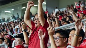 Calon Gubernur Jakarta Pramono Anung menyaksikan langsung pertandingan kualifikasi piala dunia sepakbola antara Indonesia melawan Australia di Stadion Utama Gelora Bung Karno, Jakarta, Selasa (10/9/2024).