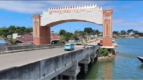 Proyek pembangunan gerbang megah yang menjadi akses utama menuju Pantai Toronipa, Kecamatan Soropia, Kabupaten Konawe, Sulawesi Tenggara (Sultra), kini menjadi sorotan setelah video berdurasi 1 menit viral di media sosial. 