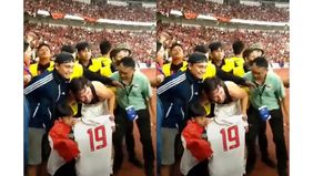 Momen haru terjadi di Stadion saat laga Timnas Indonesia melawan Australia dalam Kualifikasi Piala Dunia 2026 pada 10 September 2024.