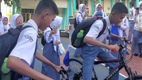 Sebuah aksi kekompakan dan kepedulian dari sekelompok siswa SMA kini tengah viral di media sosial. Para siswa ini memutuskan untuk memberikan hadiah istimewa kepada teman mereka, Romsi, yang selama ini harus berjalan kaki untuk pergi ke sekolah.