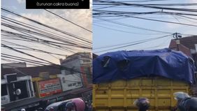 Banyak pengendara motor yang mengantri di kemacetan panjang.