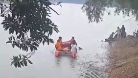 Warga di sekitar Situ Gintung, Ciputat Timur, dikejutkan dengan penemuan sesosok mayat yang mengambang di area danau pada hari ini.