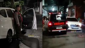 Sebuah tragedi keluarga mengguncang warga Ciracas pada Kamis malam ketika seorang pria berinisial NF (30) nekat menghabisi nyawa kakak iparnya, BN (48), di hadapan istri dan anak korban. Peristiwa memilukan ini terjadi di Jalan Penganten Ali, dekat M