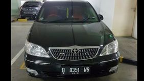 Mobil sedan tersebut berwarna hitam 