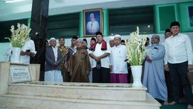 Bakal calon wakil gubernur Jakarta Rano Karno atau biasa disapa 'Bang Doel' melakukan silaturahim ke Ponpes Az-Ziyadah dan ziarah makam ke KH. Buya Zayadi yang berada di Jalan Madrasah, Klender, Duren Sawit, Jakarta Timur, Jumat (13/9/2024).