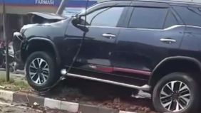 Sebuah mobil Toyota Fortuner berwarna hitam dilaporkan menabrak tiang lampu jalan dan pepohonan di depan Klinik Utama Nabiella Medika Meruya (NMM), Jakarta Barat.