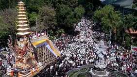 Prosesi pemakaman termahal di Indonesia menjadi perhatian yang menarik. Pemakaman merupakan tahap akhir dalam menghantar seseorang yang telah wafat menuju tempat peristirahatan terakhirnya. 