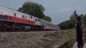 Sebuah kecelakaan kereta api tragis yang menewaskan empat orang terjadi di Kampung Daringo, Desa Pangulah Selatan, Kecamatan Kota Baru, Kabupaten Karawang, Jawa Barat, pada Minggu, 22 September 2024, sekitar pukul 07.00 WIB.