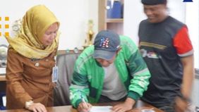 Pengemudi ojek pangkalan (opang) di daerah Pasir Impun, Kota Bandung kembali menyuarakan permintaan mereka kepada pihak pemerintah, operator ojek online (ojol), kelompok warga, serta ketua RW. 