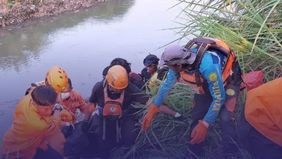 Sebelumnya pria tersebut terlihat berenang di Kali Bekasi.