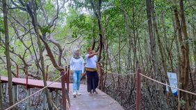 Hutan mangrove di kawasan Jerowaru, Lombok Timur, Nusa Tenggara Barat terlihat ramai pengunjung. Libur akhir pekan menjadi ajang masyarakat berwisata dan sejenak melepas lelah setelah seminggu bekerja.